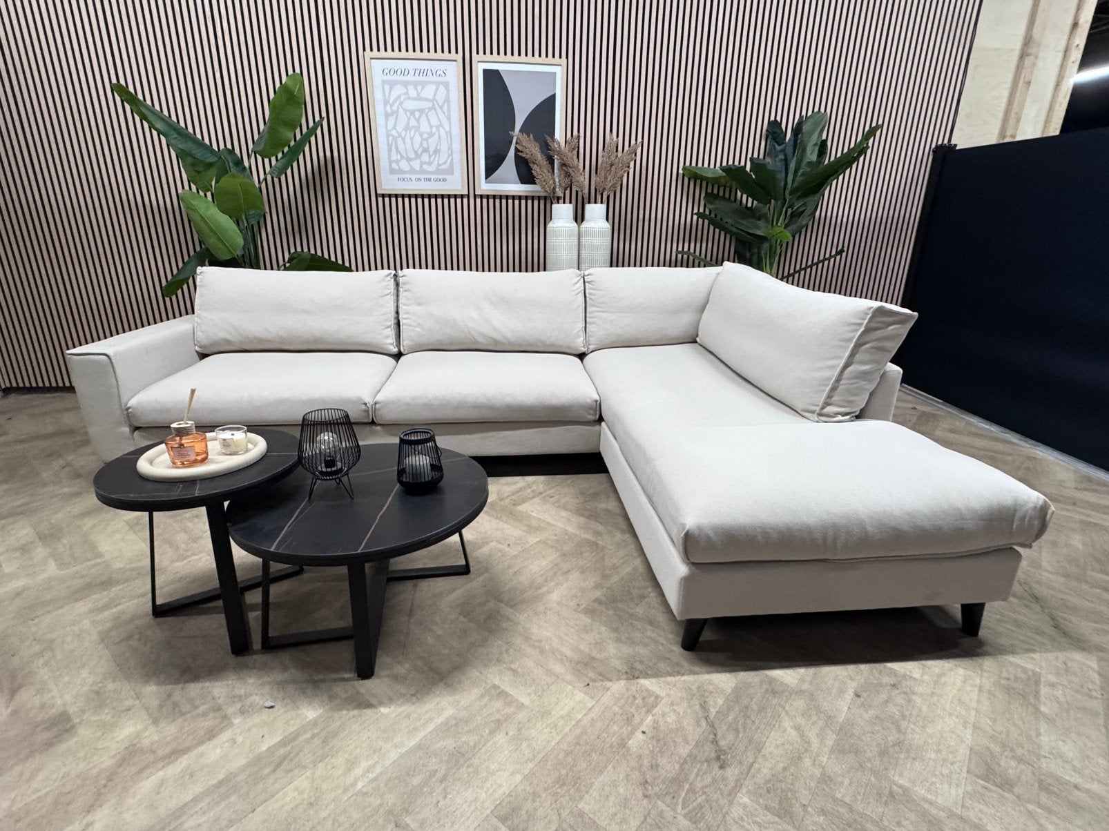 ZGAN Goossens Jonas Hoekbank - Lichtbeige - 308 x 210, Huis en Inrichting, 250 tot 300 cm, -, -, Luxe Goossens jonas hoekbank beige japandi modern