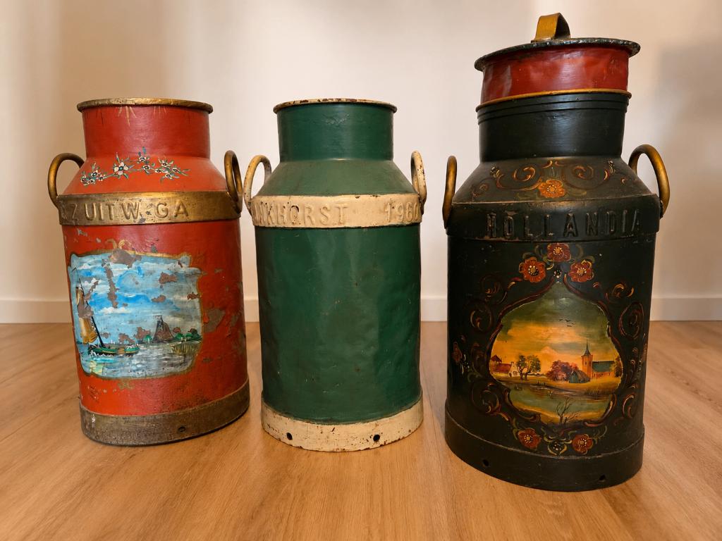 3 grote oude melkbussen, Ophalen