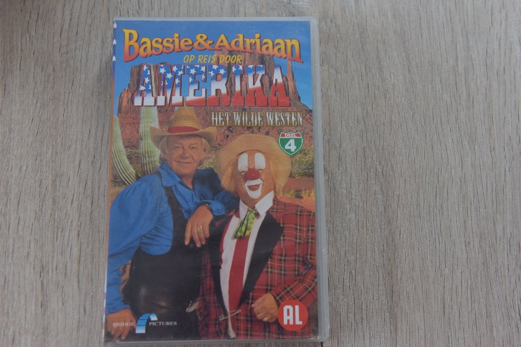 VHS VIDEOBAND - BASSIE & ADRIAAN - HET WILDE WESTEN DEEL 4, Serie, Verzenden, Alle leeftijden, Nederlands