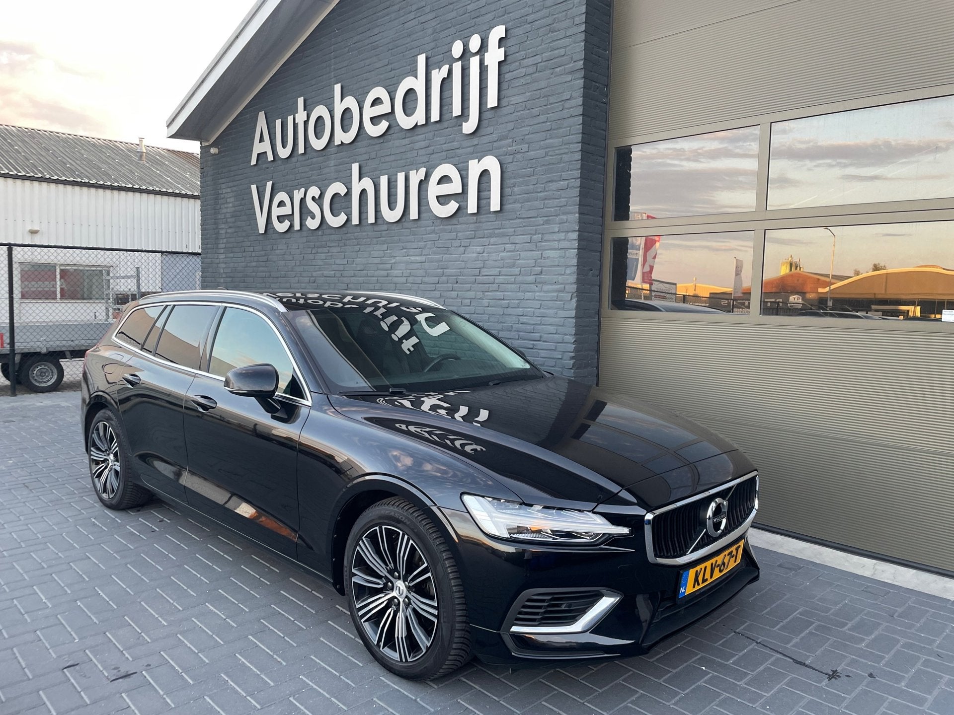 Volvo V60 2.0 T8 Twin Engine AWD inscription stoelverwarming, Auto's, Volvo, Automaat, Gebruikt, 4 cilinders, Zwart