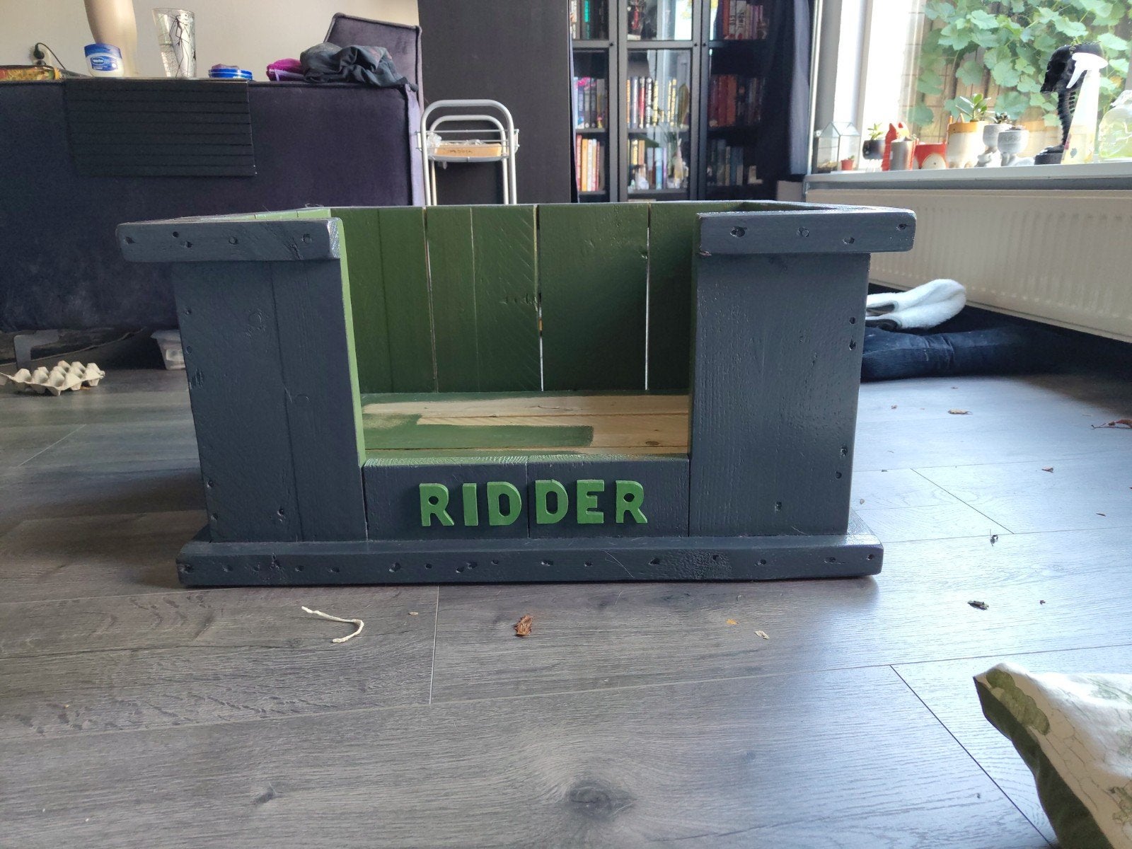 houten honden mand, Ophalen