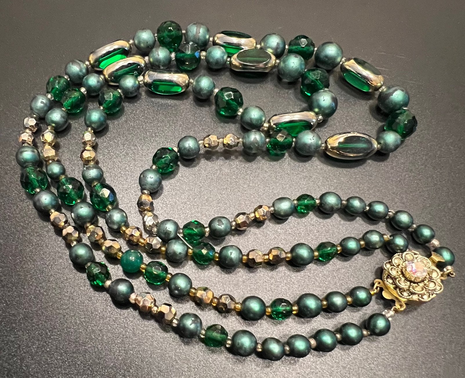 Vintage Duitse groene glazen kralenketting met mooi slot, Sieraden, Tassen en Uiterlijk, Antieke sieraden, Ophalen of Verzenden