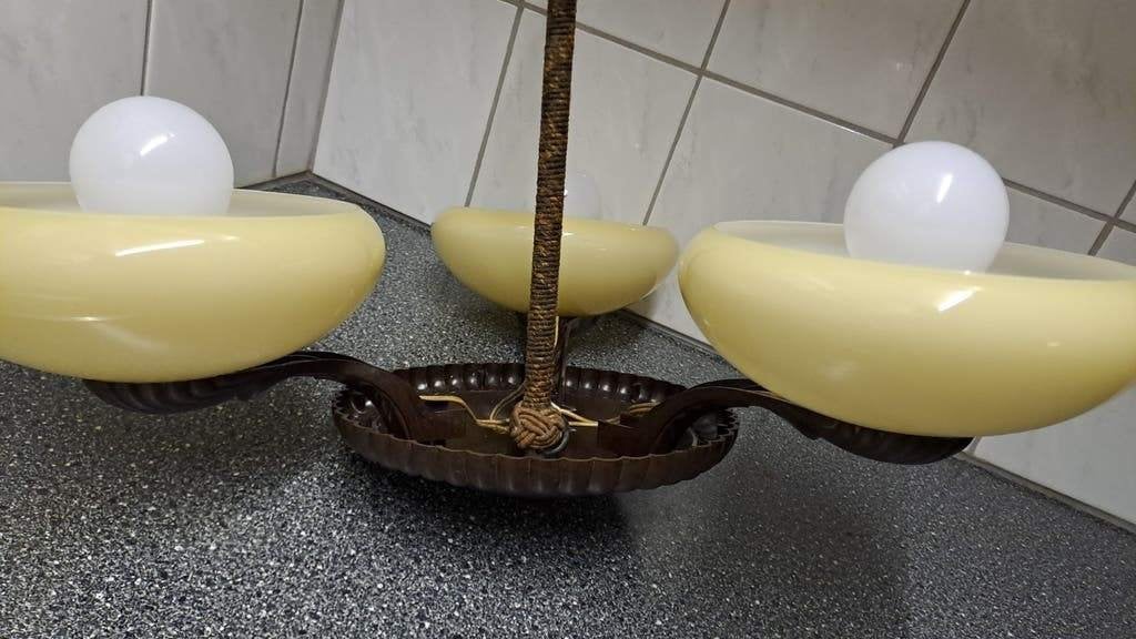 Vintage bakelieten plafondlamp met 3 glazen kappen, Ophalen of Verzenden