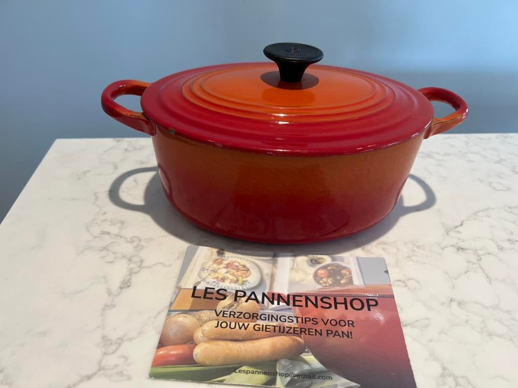 Vintage Le Creuset braadpan 22 cm ovaal Volcanic, Gebruikt, Gietijzer, Ophalen of Verzenden, Keramische plaat