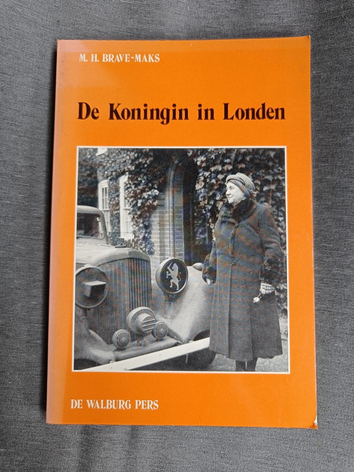 De Koningin in Londen - M.H. Brave-Maks, Ophalen of Verzenden, Gelezen, M.H. Brave-Maks, Politiek