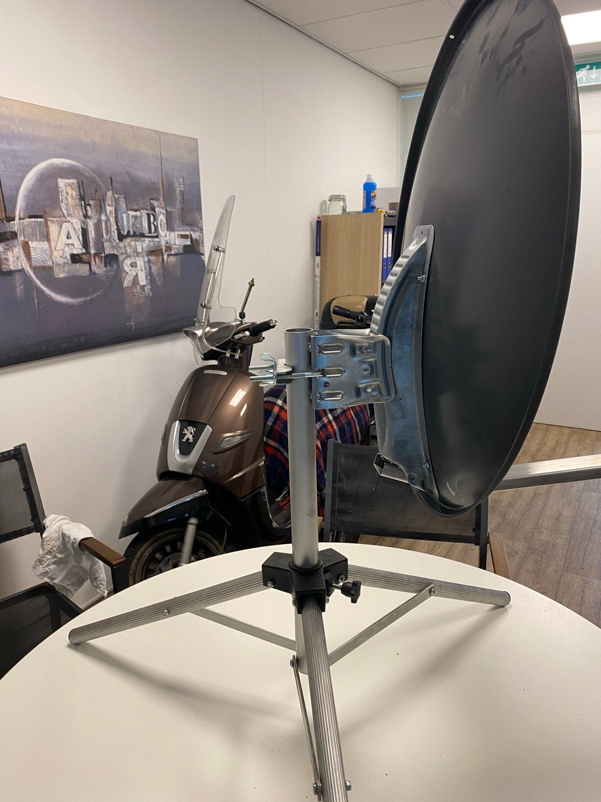 Schotelantenne met standaard - Triax. 60 cm nieuw, Ophalen of Verzenden, Gebruikt, (Schotel)antenne, Overige merken
