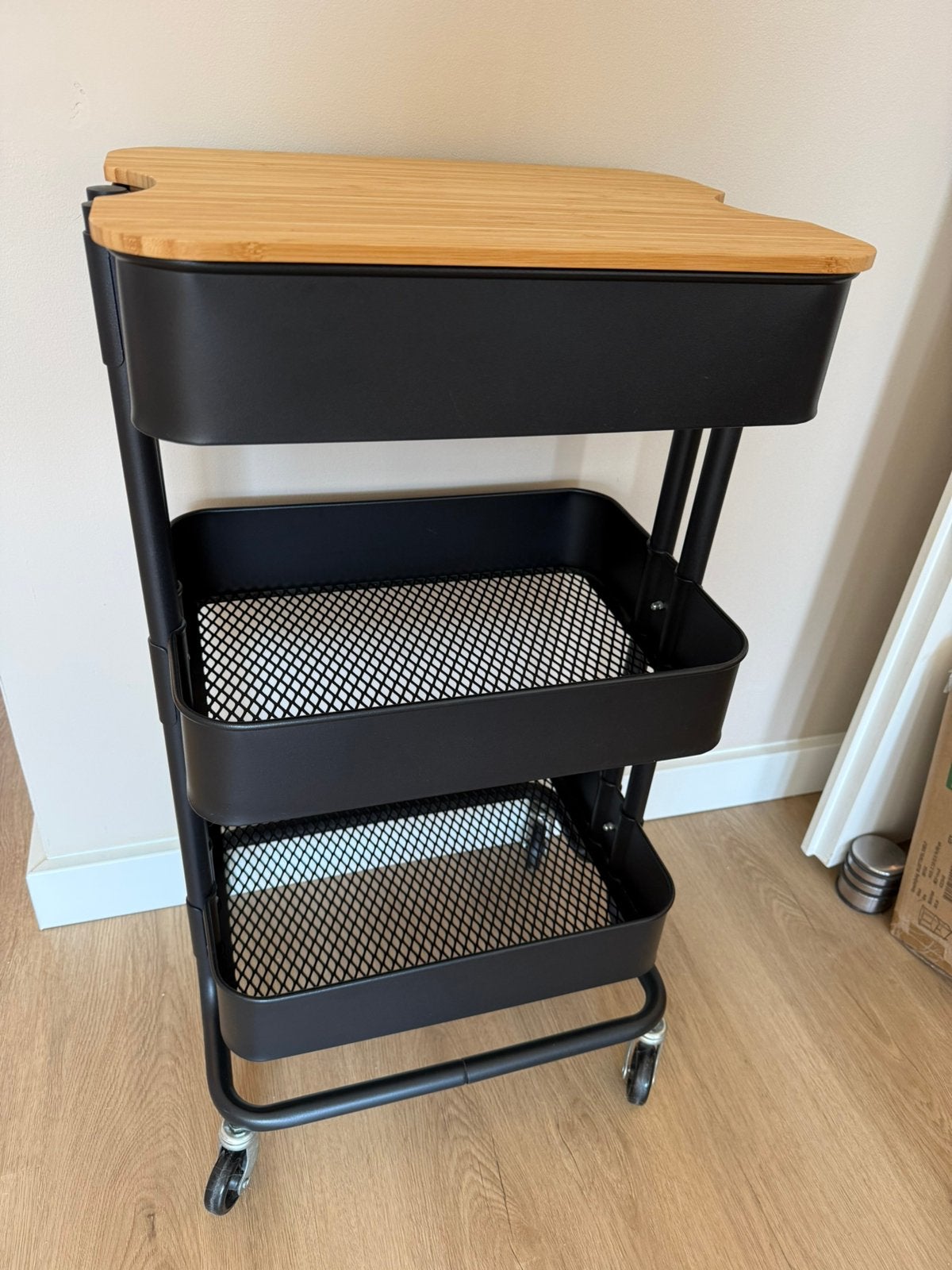 Zwarte IKEA RASKOG roltafel inclusief plank, Ophalen, Zo goed als nieuw