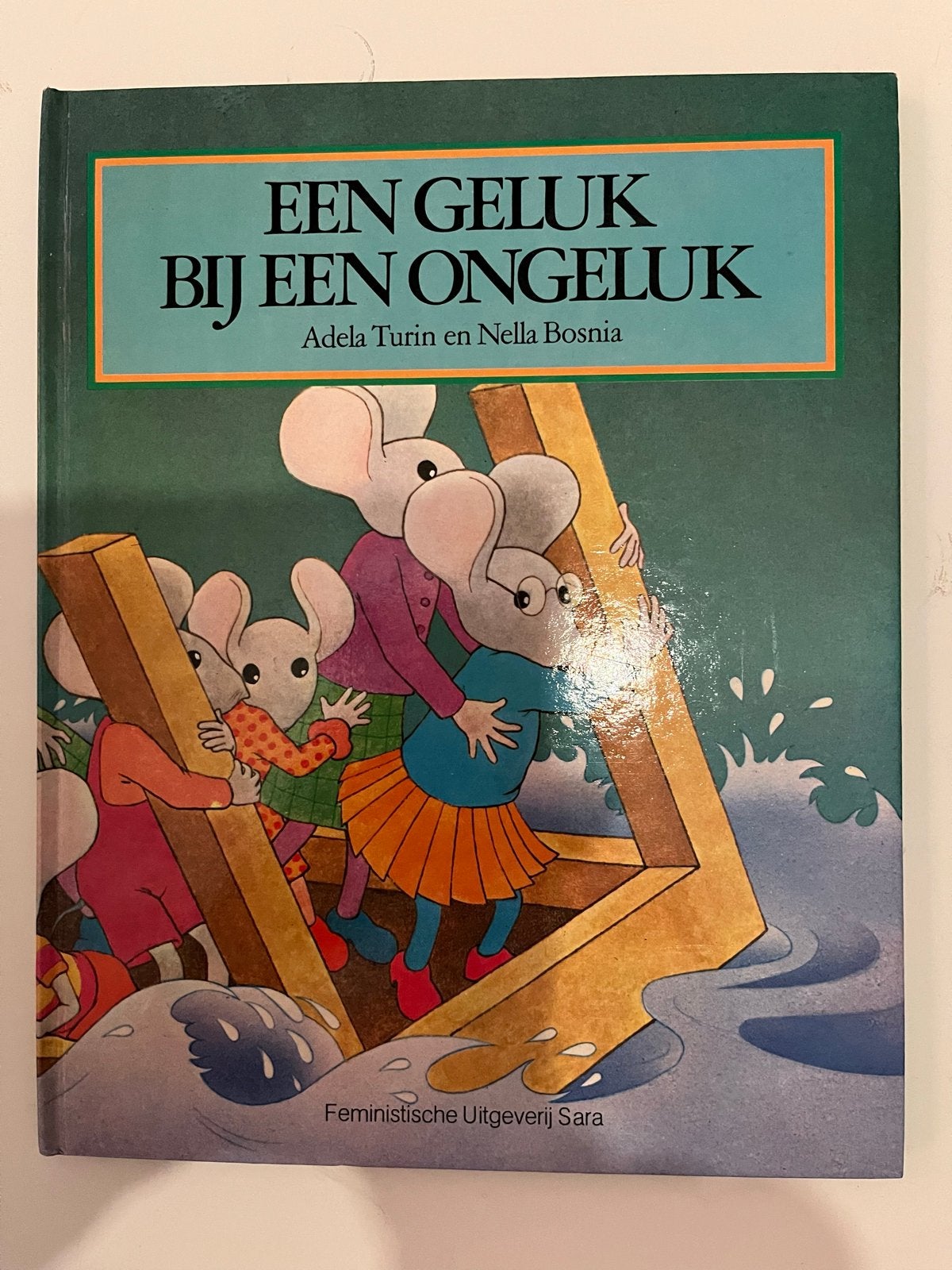 Een Geluk Bij Een Ongeluk - Adela Turin & Nella Bosnia, Boeken, Ophalen of Verzenden, Zo goed als nieuw, Fictie algemeen