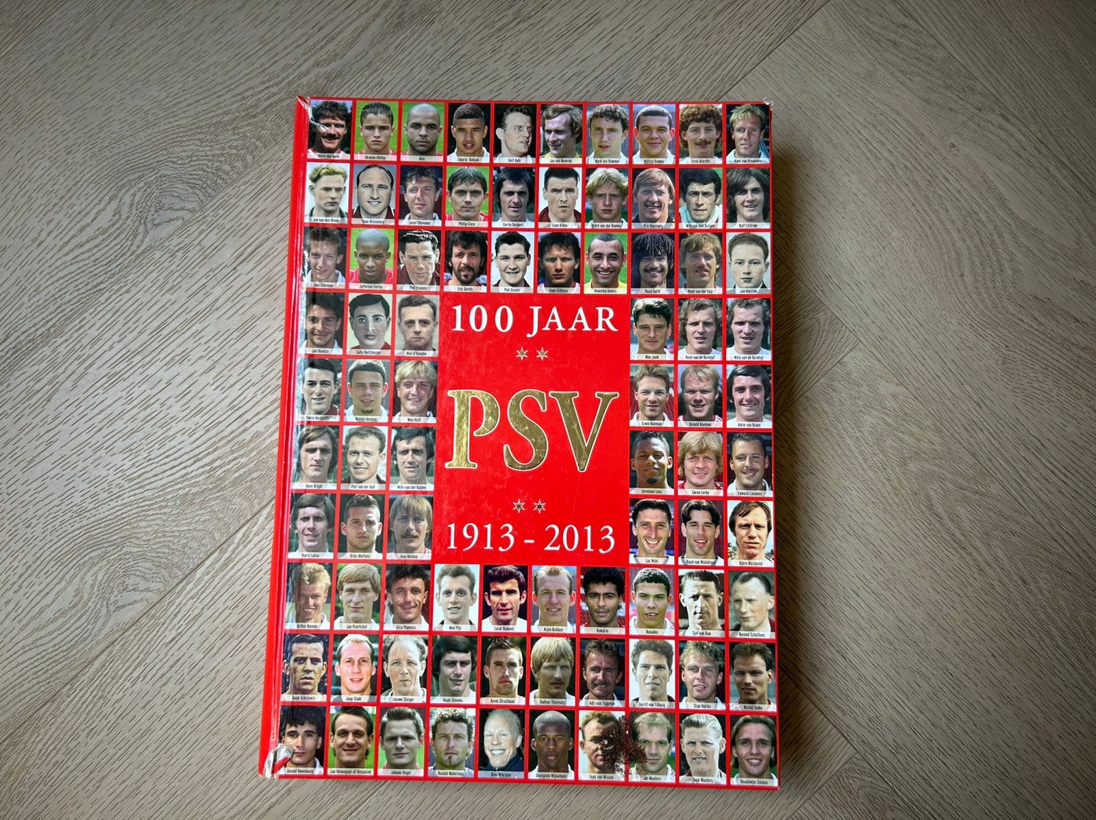 Jubileumboek 100 jaar - PSV 1913-2013 - boek: 672 pagina’s, Boeken, Ophalen, Gelezen