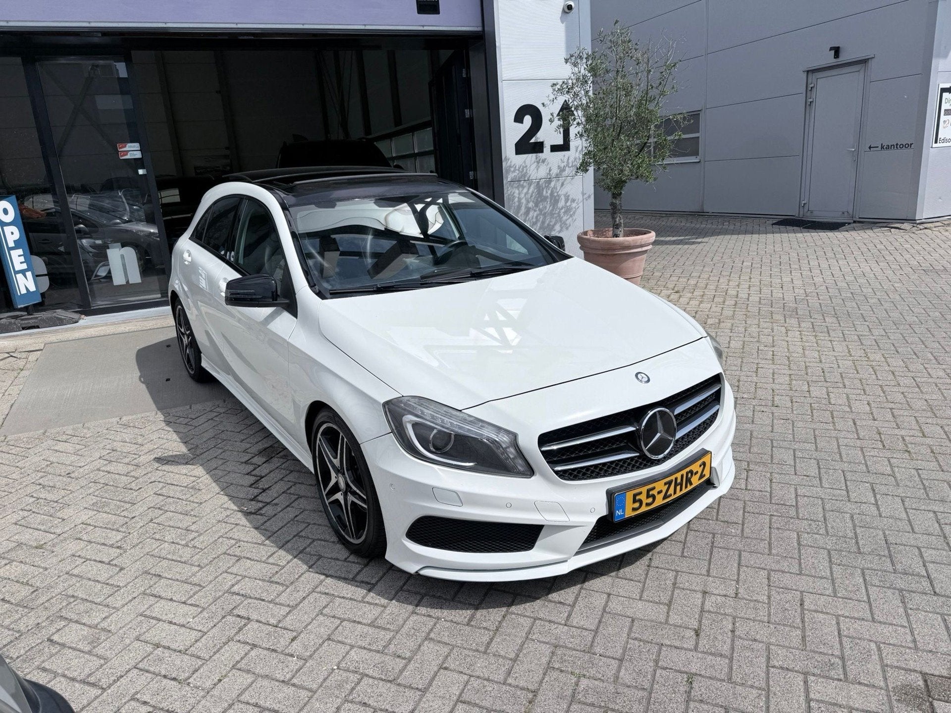 Mercedes-Benz A-klasse 180 AMG Edition! Automaat! PANO! NAP!, Auto's, Gebruikt, 4 cilinders, 695 kg, A-Klasse