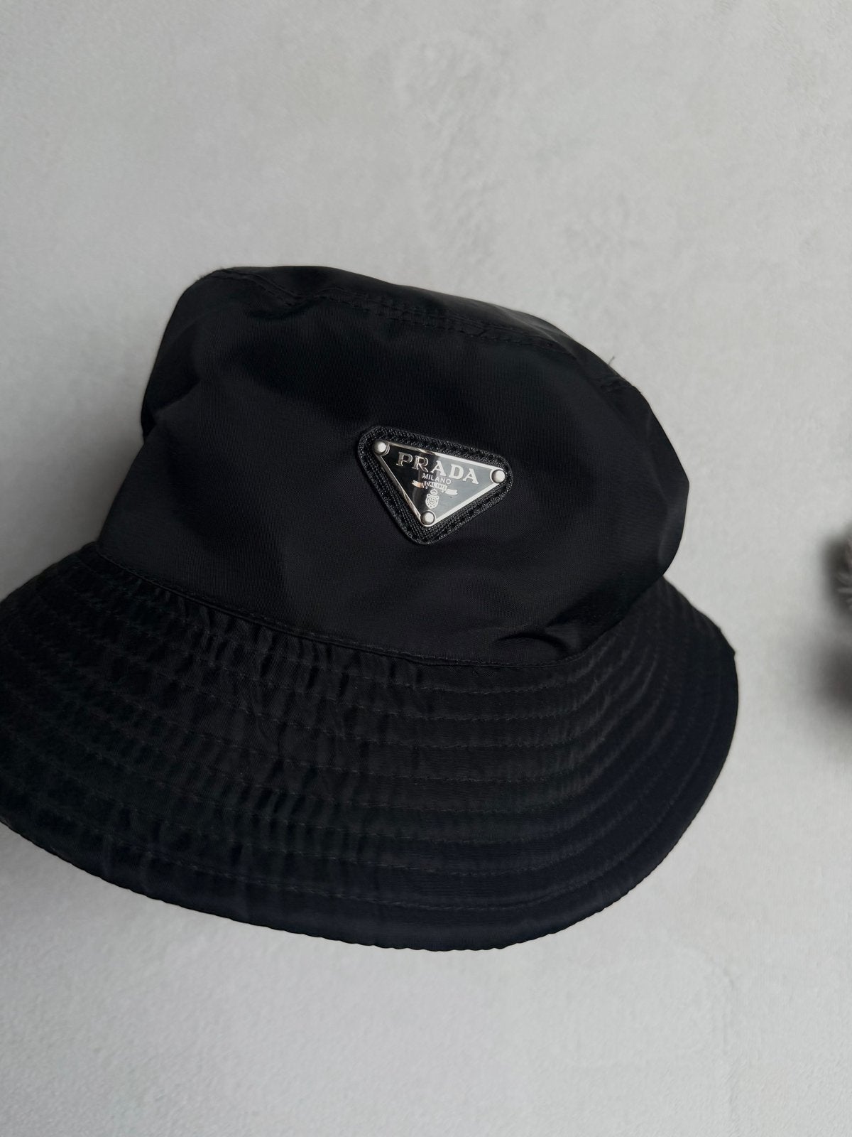 Prada Bucket Hat - Unisex Zwart, Ophalen of Verzenden, Nieuw, One size fits all, Hoed