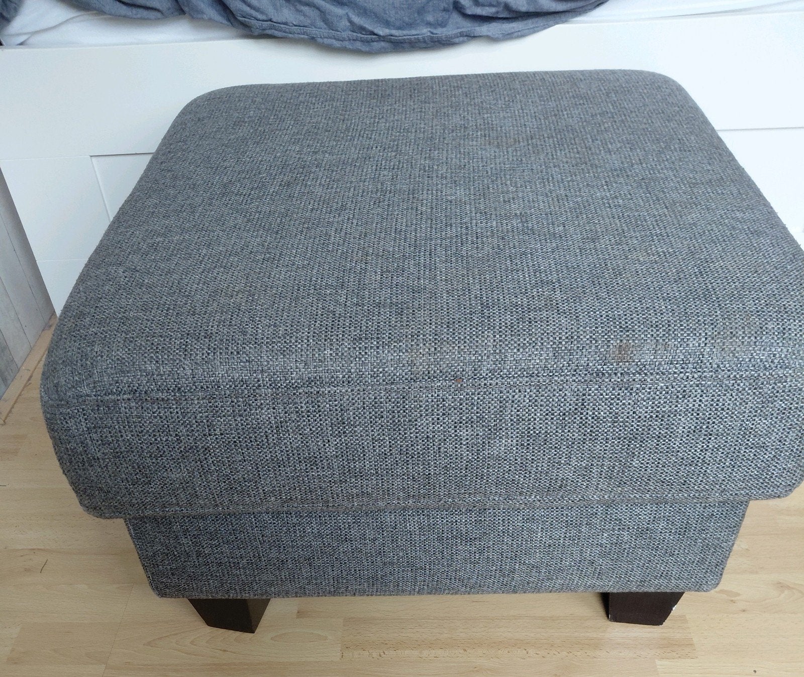 Grijze stoffen poef - Comfortabel en stijlvol, Ophalen, Gebruikt, 50 tot 75 cm, Rechthoekig