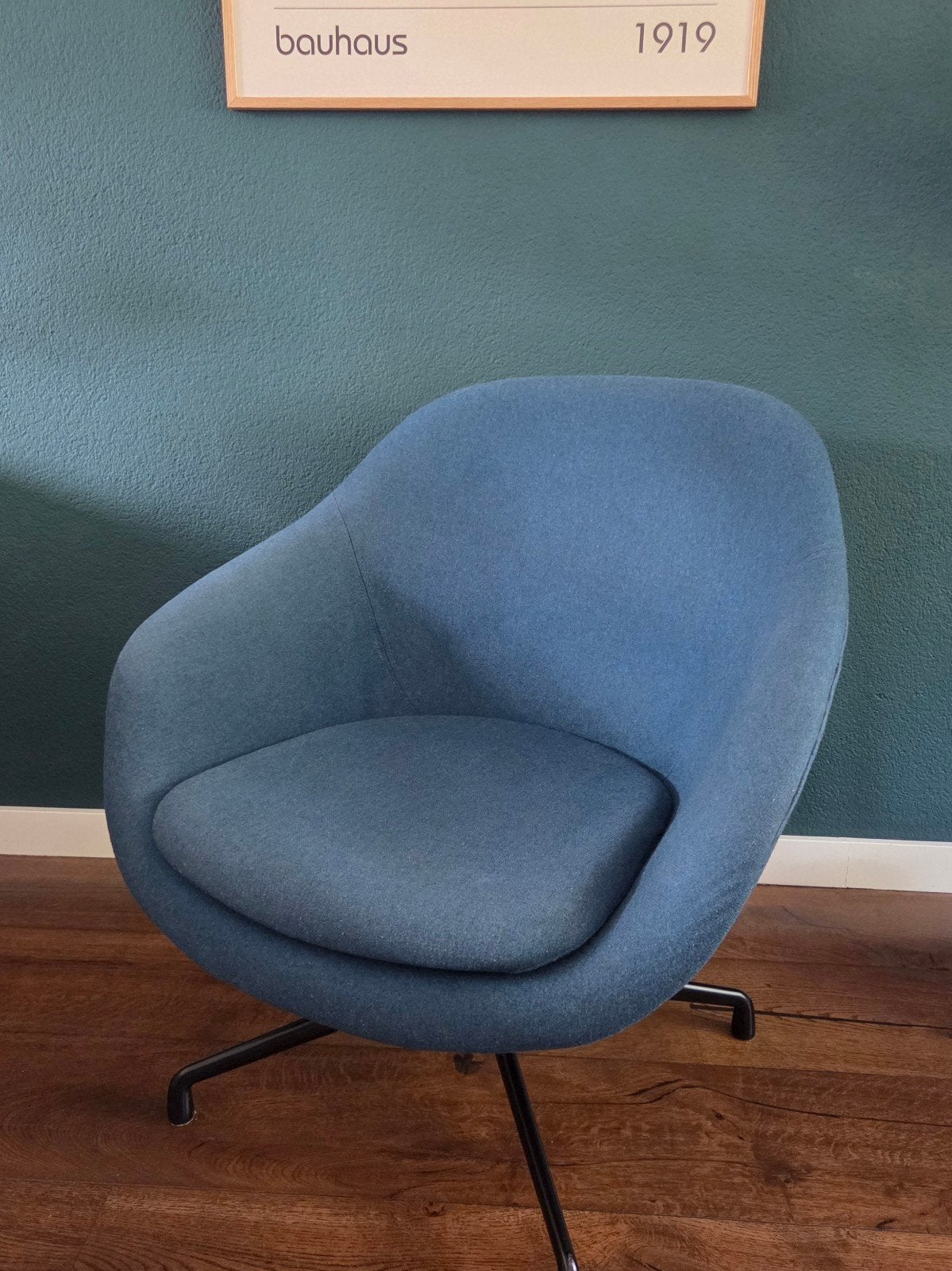 HAY AAL 81 petrol/blauw - Fauteuil stoel zwarte draaipoot, Huis en Inrichting, Ophalen, Gebruikt, 75 tot 100 cm, Stof