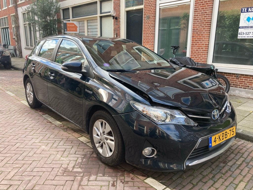 Toyota Auris 1.8 Full Hybrid 2013 met schade voorzijde, Stof, Zwart, 4 cilinders, Zwart