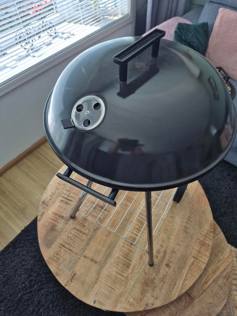 Compacte houtskool barbecue met deksel, Tuin en Terras, Houtskoolbarbecues, Zo goed als nieuw, Ophalen
