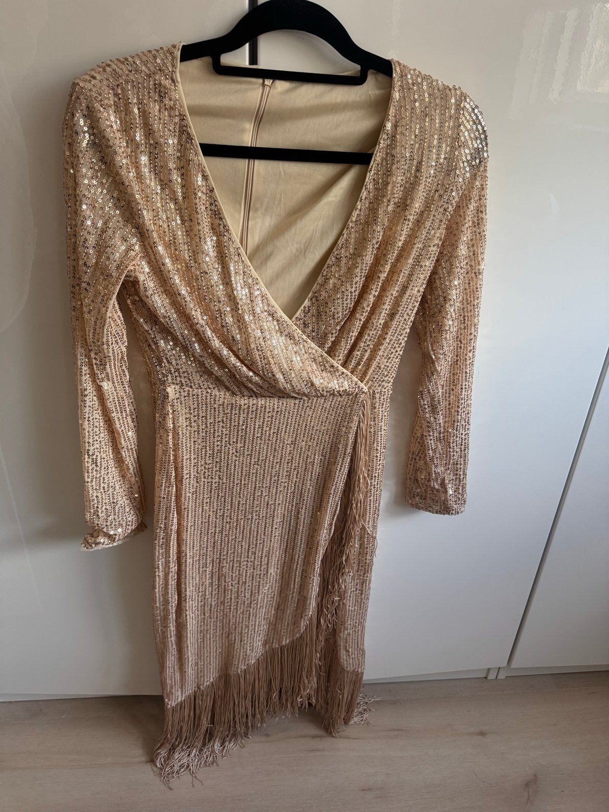 Pailletten jurk met franjes en hoofdband, Kleding | Dames, Gelegenheidskleding, Maat 38/40 (M), Galajurk, Ophalen of Verzenden