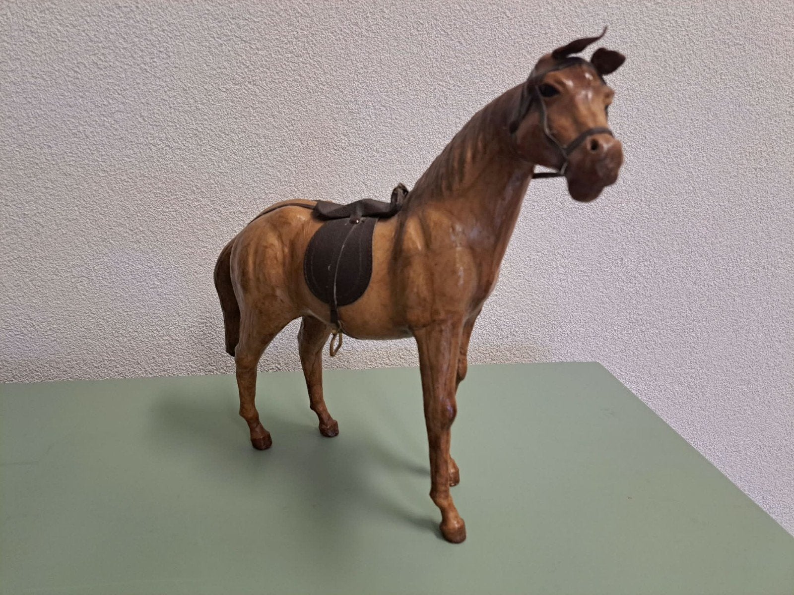 Decoratief paard van leer - 32 cm hoog, 26 cm breed, Ophalen, Gebruikt, Paard, Beeldje of Figuurtje
