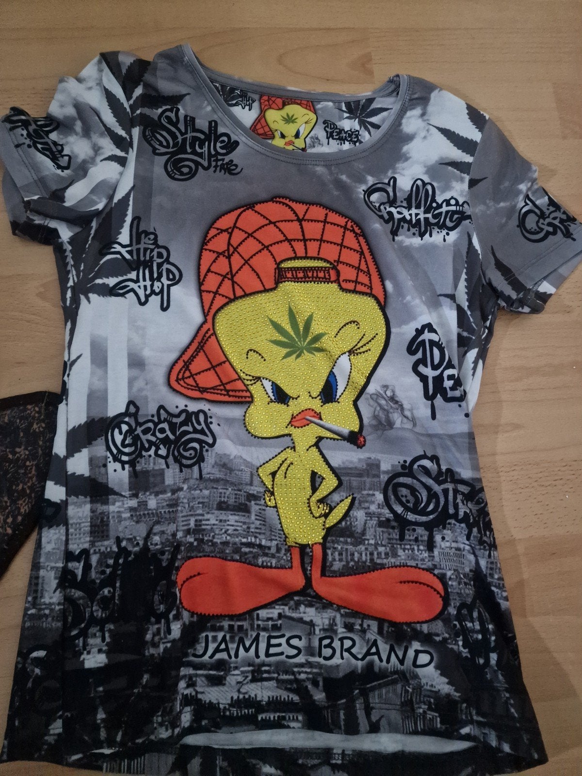 Nieuw shirt met Tweety en graffiti print, Maat 38/40 (M), Nieuw, Ophalen of Verzenden, Korte mouw