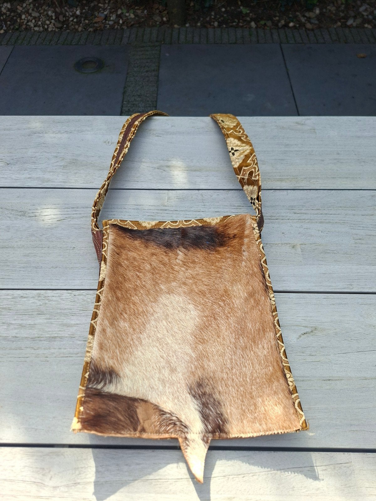 Bruine schoudertas van echt koeienhuid en bruin leder zgan, Ophalen of Verzenden, Zo goed als nieuw, Bruin, Handtas