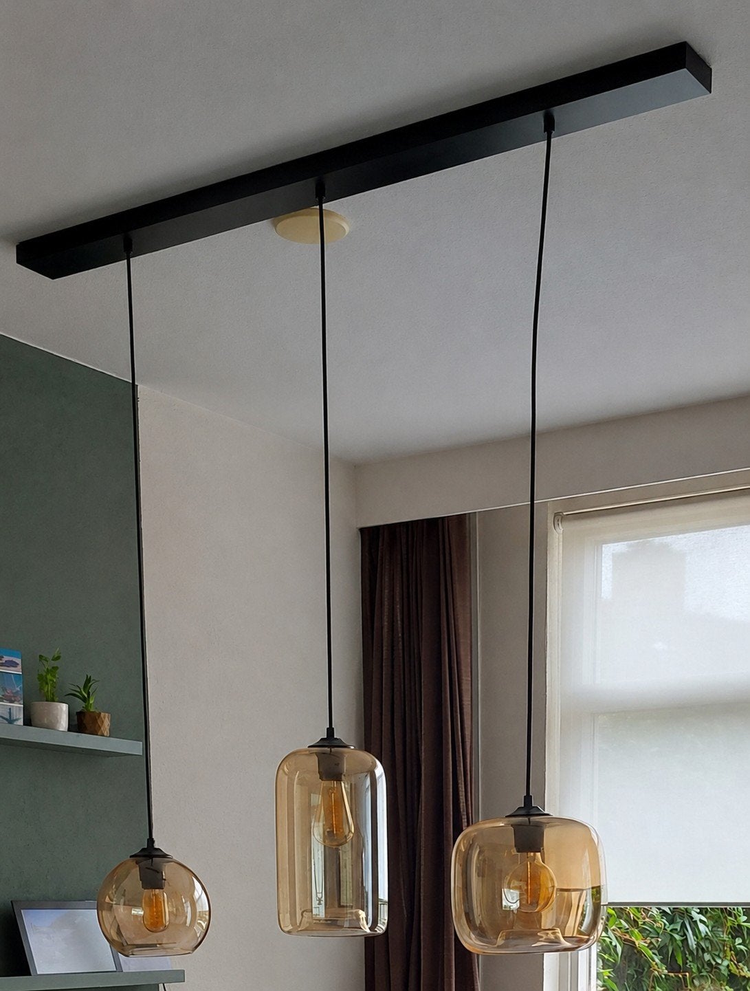 Art delight hanglampen met zwarte plafondbalk en amber glas, Ophalen, Glas