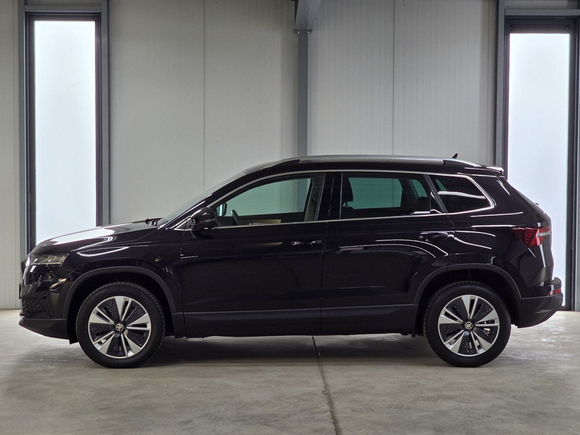 Skoda Karoq 1.5 TSI ACT Business Edition Plus DSG | Navi | A, Stof, 4 cilinders, Zwart, Karoq