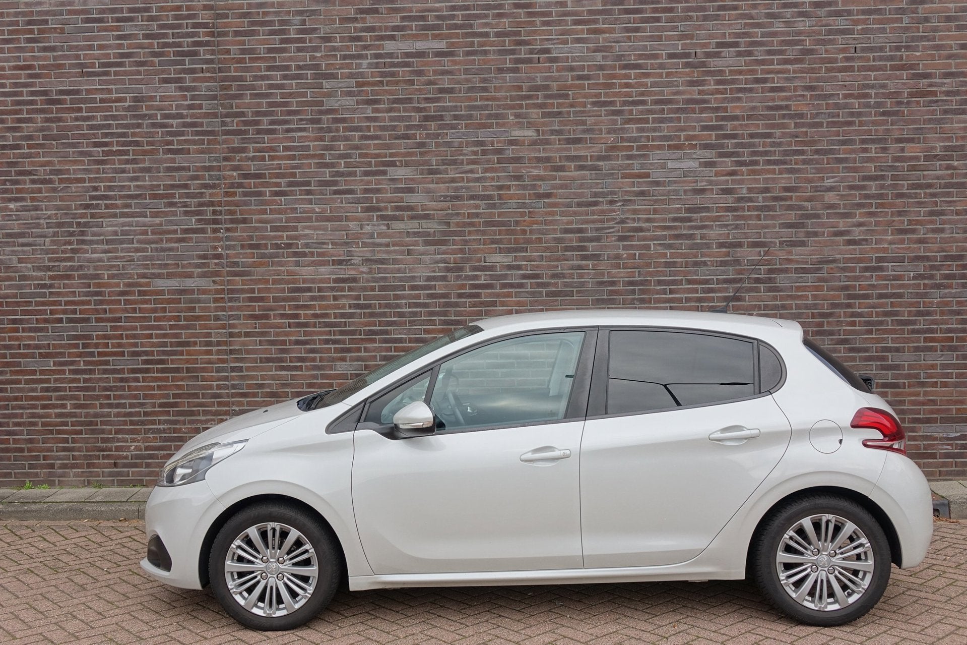 Peugeot 208 1.2 PureTech Allure, Voorwielaandrijving, Gebruikt, 1199 cc, Verwarmde buitenspiegels