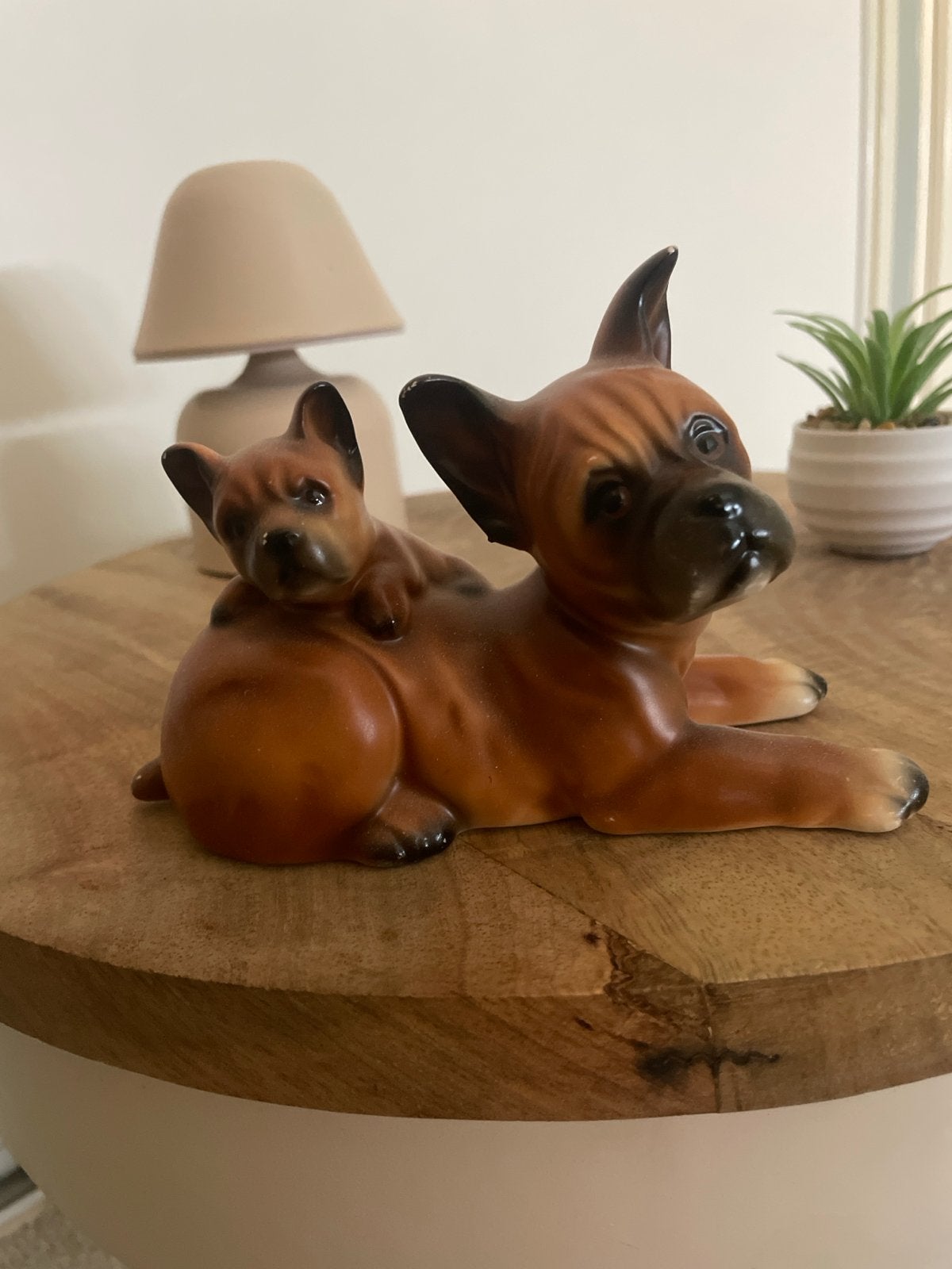 Beeldje Boxer hond met pup - Kleine beschadigingen, Ophalen of Verzenden, Gebruikt, Dier