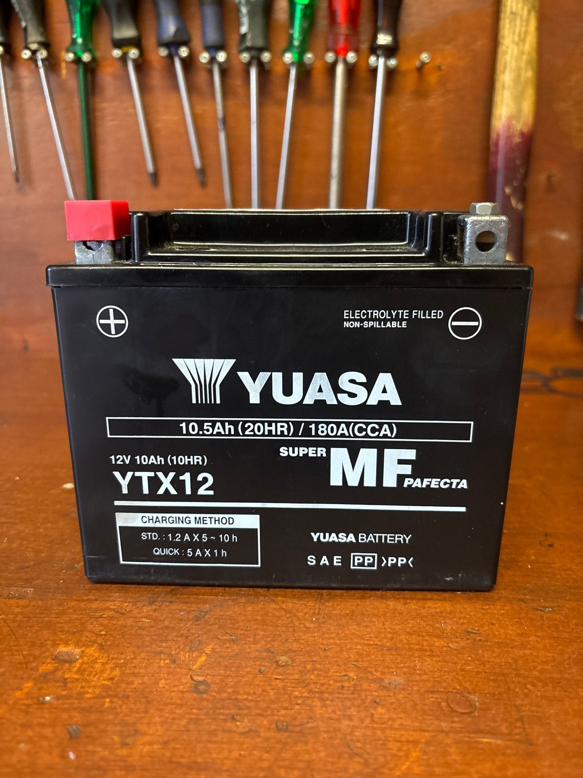 Nieuwe Yuasa YTX12 10ah scooter of motor accu, Ophalen of Verzenden, Nieuw