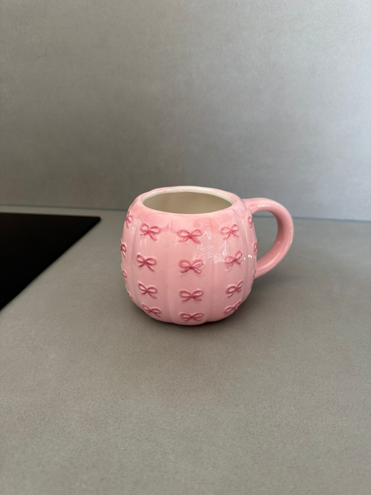 Pompoen Mok Roze Strikjes Halloween - Pumpkin Mug Bows, Ophalen of Verzenden, Nieuw, Overige stijlen, Mok