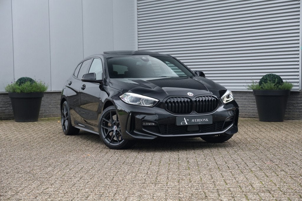 BMW 1-serie 118i M-Sport Aut. NAP|Pano|Stoelvw|Cam|Trekhaak|, Auto's, 136 pk, Gebruikt, Zwart, Bedrijf