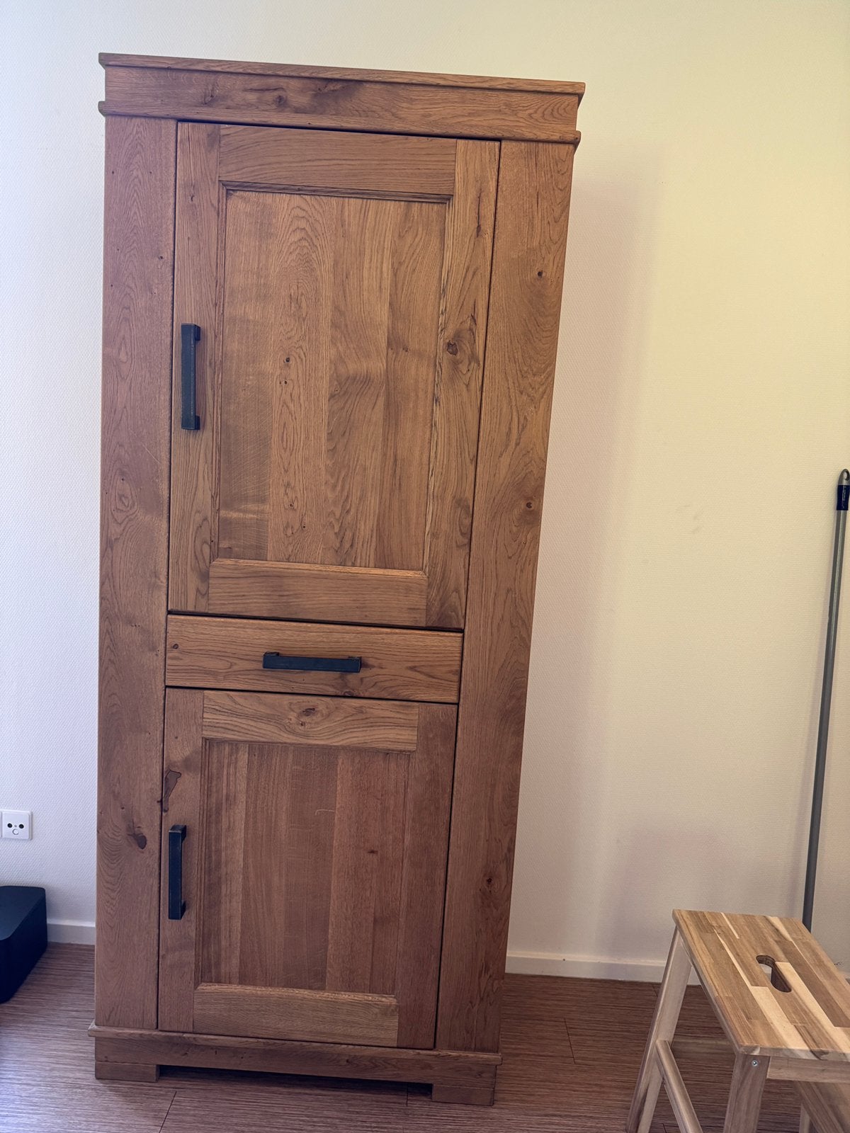 Robuuste landelijke hoge eikenhouten kast, Huis en Inrichting, Ophalen, Gebruikt, Eikenhout, 120 tot 170 cm