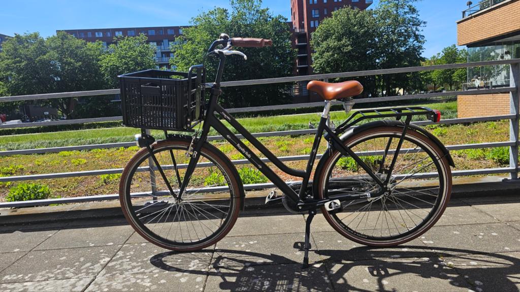 Omafiets met telefoonhouder, slot, ketting en mand, Fietsen en Brommers, Fietsen | Dames | Omafietsen, Ophalen of Verzenden, Zo goed als nieuw
