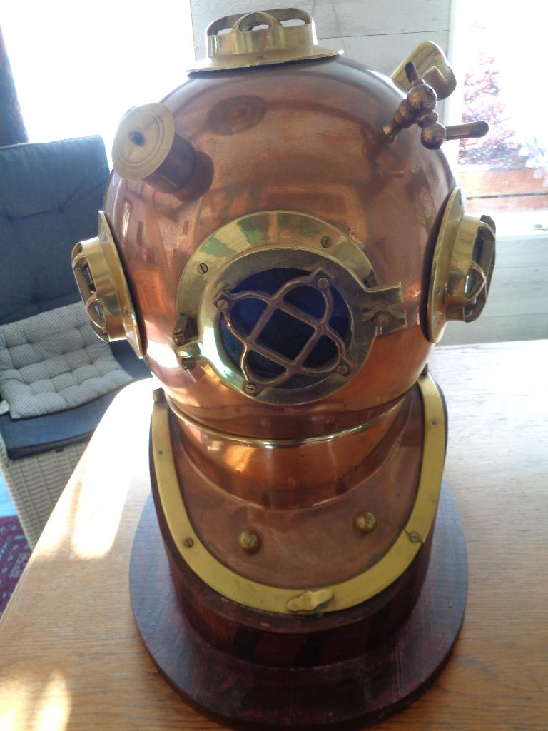 koperen duikers helm replica op houten plateau, Antiek en Kunst, Ophalen of Verzenden, Koper