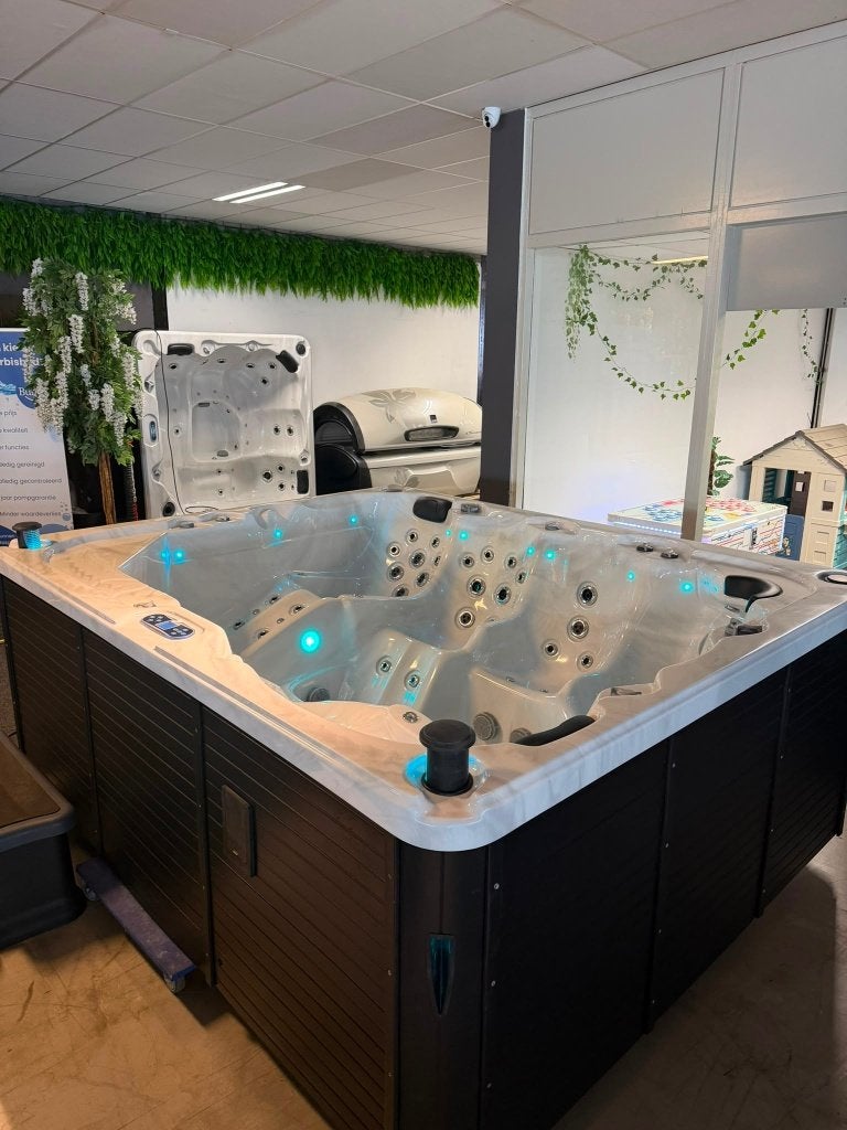 LUXE JACUZZI / SPA 230x275 CM – 6 PERSONEN
