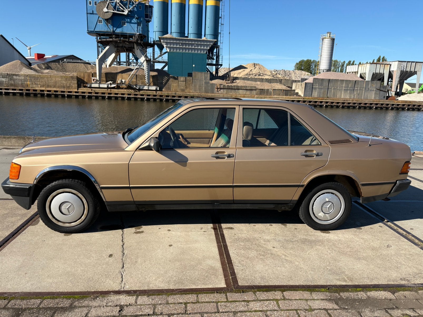 Mercedes-Benz 190-Serie 2.0 AUT 1983 Bruin, Automaat, 4 cilinders, Bruin, 1200 kg