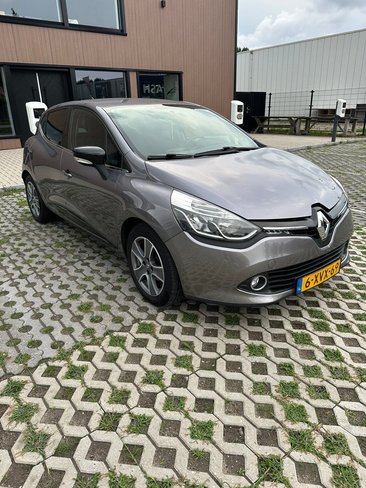 Renault Clio 0.9 TCE 66KW 5-DRS 2014 Grijs, Auto's, Voorwielaandrijving, 898 cc, 40 €/maand, 540 kg