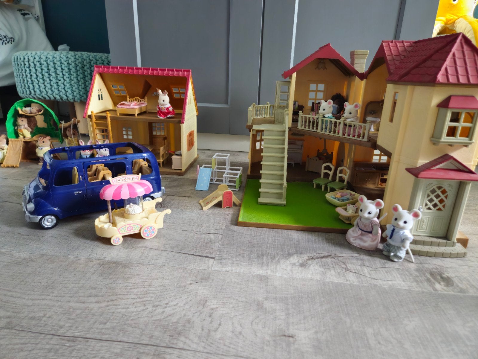 Grote Sylvanian Families set met huizen, auto en figuren, Ophalen, Jongen of Meisje