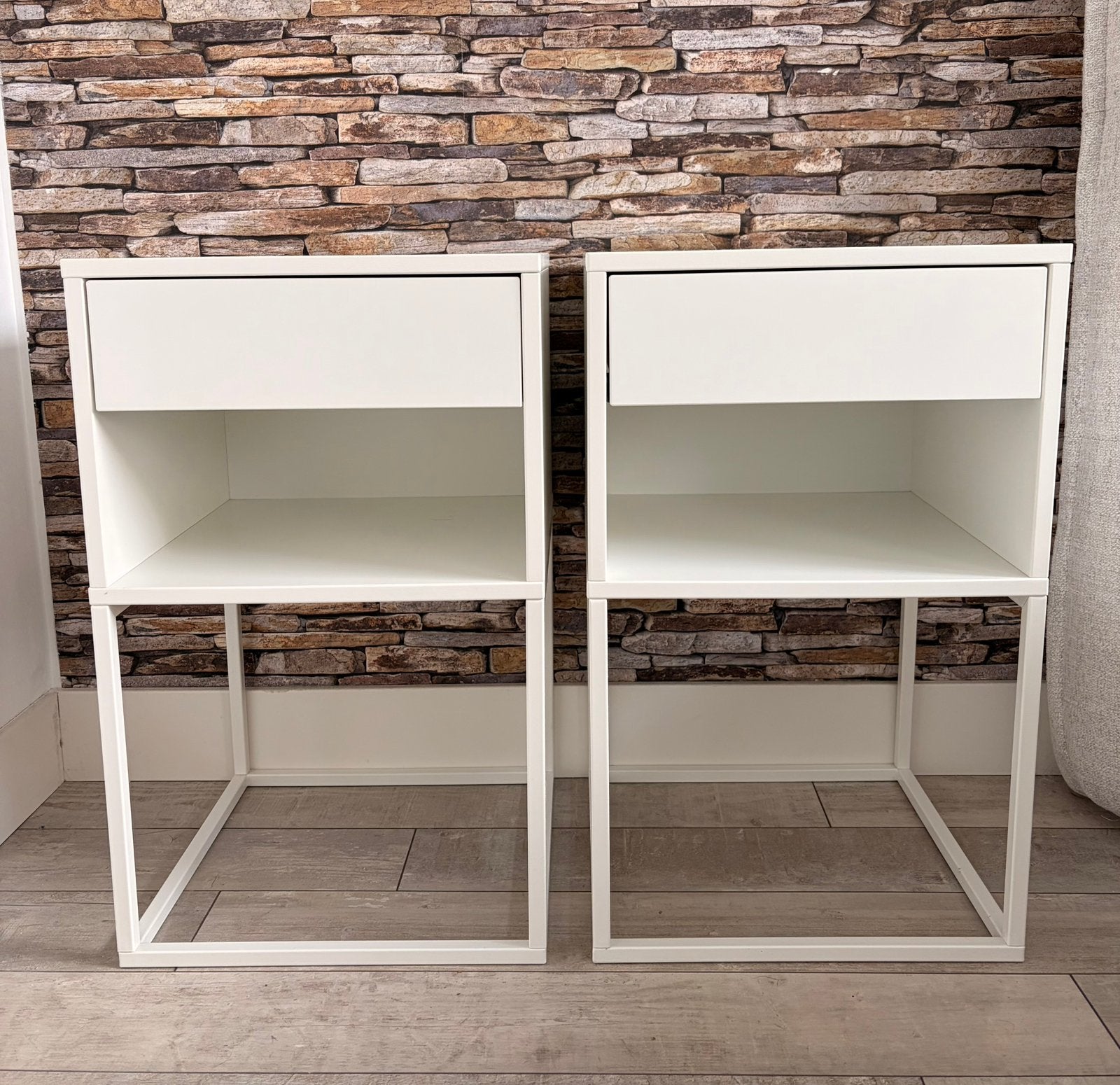 2 IKEA VIKHAMMER nachtkastjes wit – nieuwstaat – set €100, Minder dan 45 cm, Zo goed als nieuw, Hout, 55 tot 70 cm