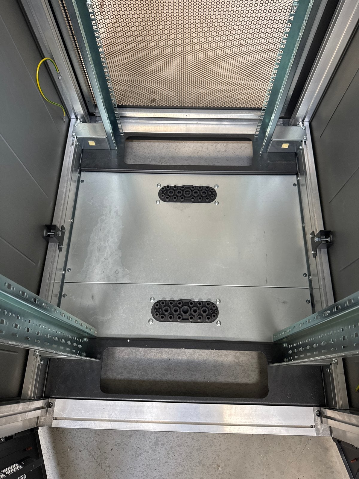 Foto 6 van Emerson Knürr / Vertiv DCM 42U Serverkast - 24 stuks
