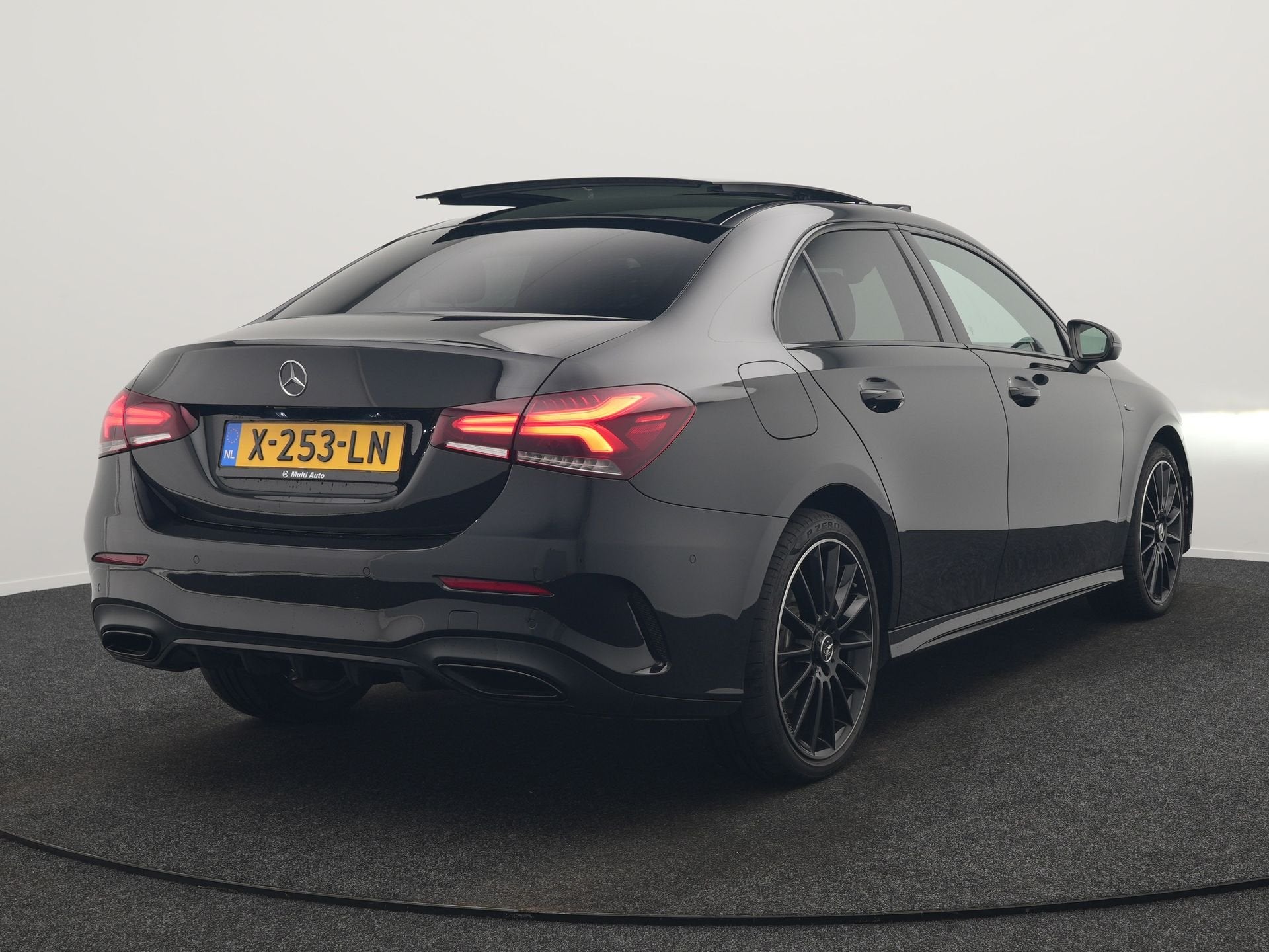 Mercedes-Benz A-Klasse 250 e AMG Line PHEV 218pk | Panodak |, Auto's, Gebruikt, 4 cilinders, Zwart, Bedrijf