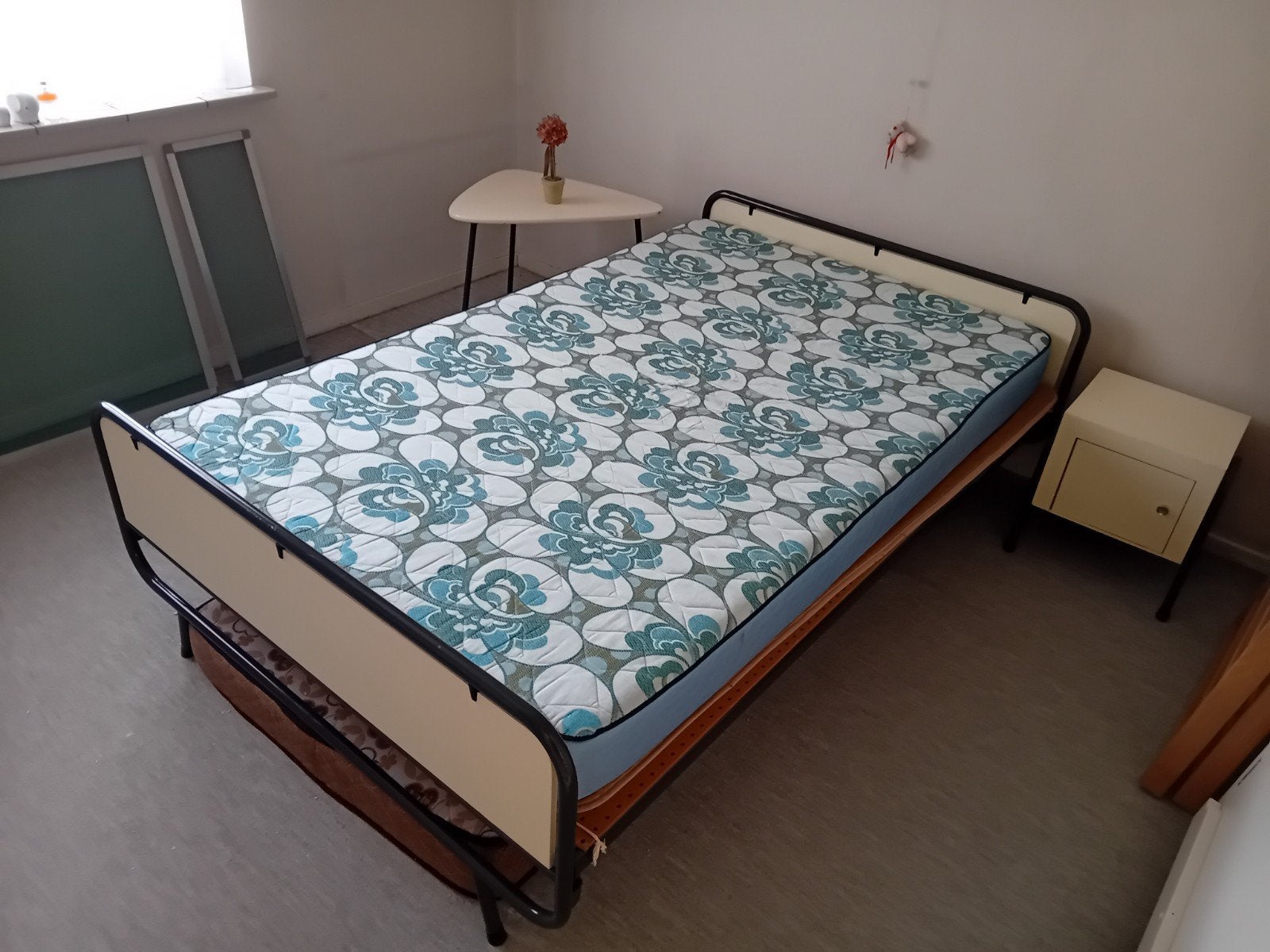 Bed 120 cm breed met nachtkastje en tafeltje vintage / retro, Ophalen, Gebruikt, Beige, Twijfelaar