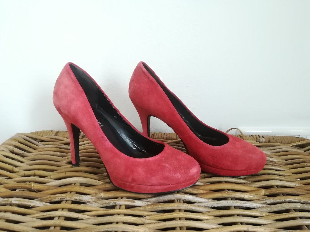 BLACK Label by Manfield Pumps Suède Koraalrood maat 38, Kleding | Dames, Pumps, Ophalen of Verzenden, Zo goed als nieuw, Manfield