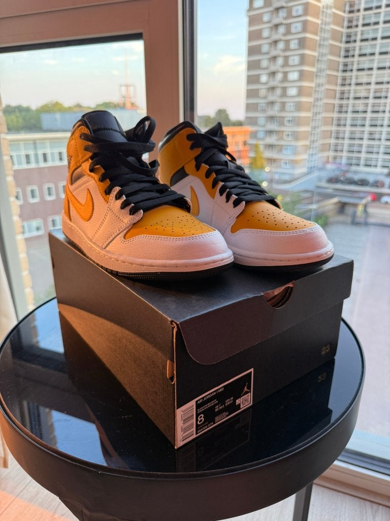 Air Jordan 1 Mid "Pollen" (wit/geel/zwart), Overige kleuren, Nike, Ophalen of Verzenden, Sneakers of Gympen
