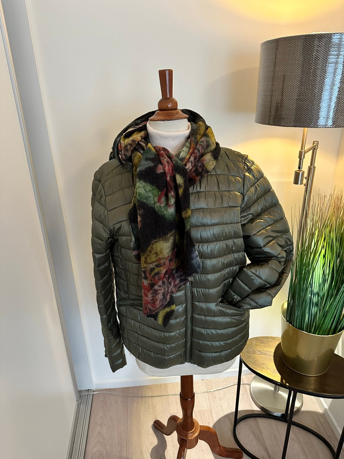 Amisu gewatteerde jas maat 42 (L) in olijfgroen, Kleding | Dames, Ophalen of Verzenden, Nieuw, Maat 42/44 (L), Groen