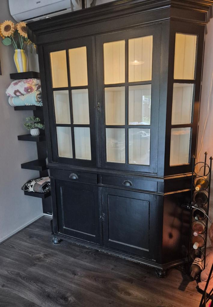Zwarte vitrinekast/buffetkast met glazen deuren, Huis en Inrichting, Kasten | Buffetkasten, Ophalen, Gebruikt, Glas, Klassiek, Landelijk