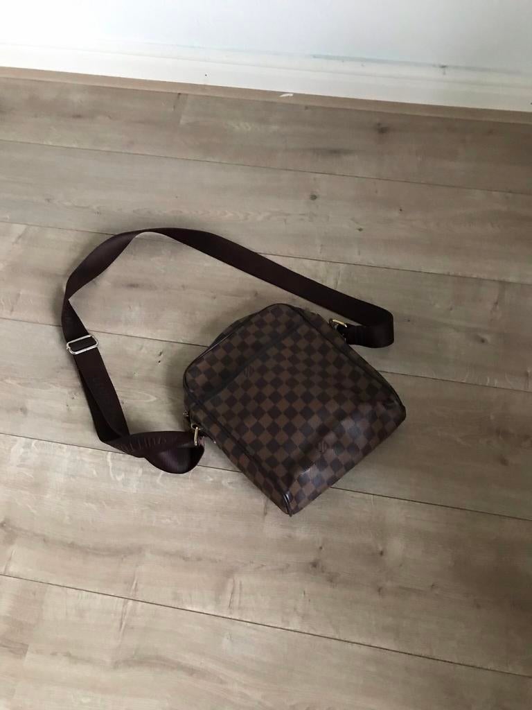 Louis vuitton schoudertas geen gucci prada zara bag bruin, Sieraden, Tassen en Uiterlijk, Tassen | Schoudertassen, Ophalen of Verzenden