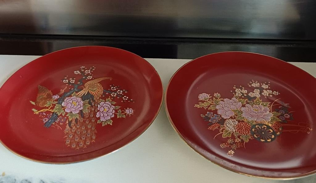 Twee Japanse rode borden met pauw en bloemen, Ophalen of Verzenden