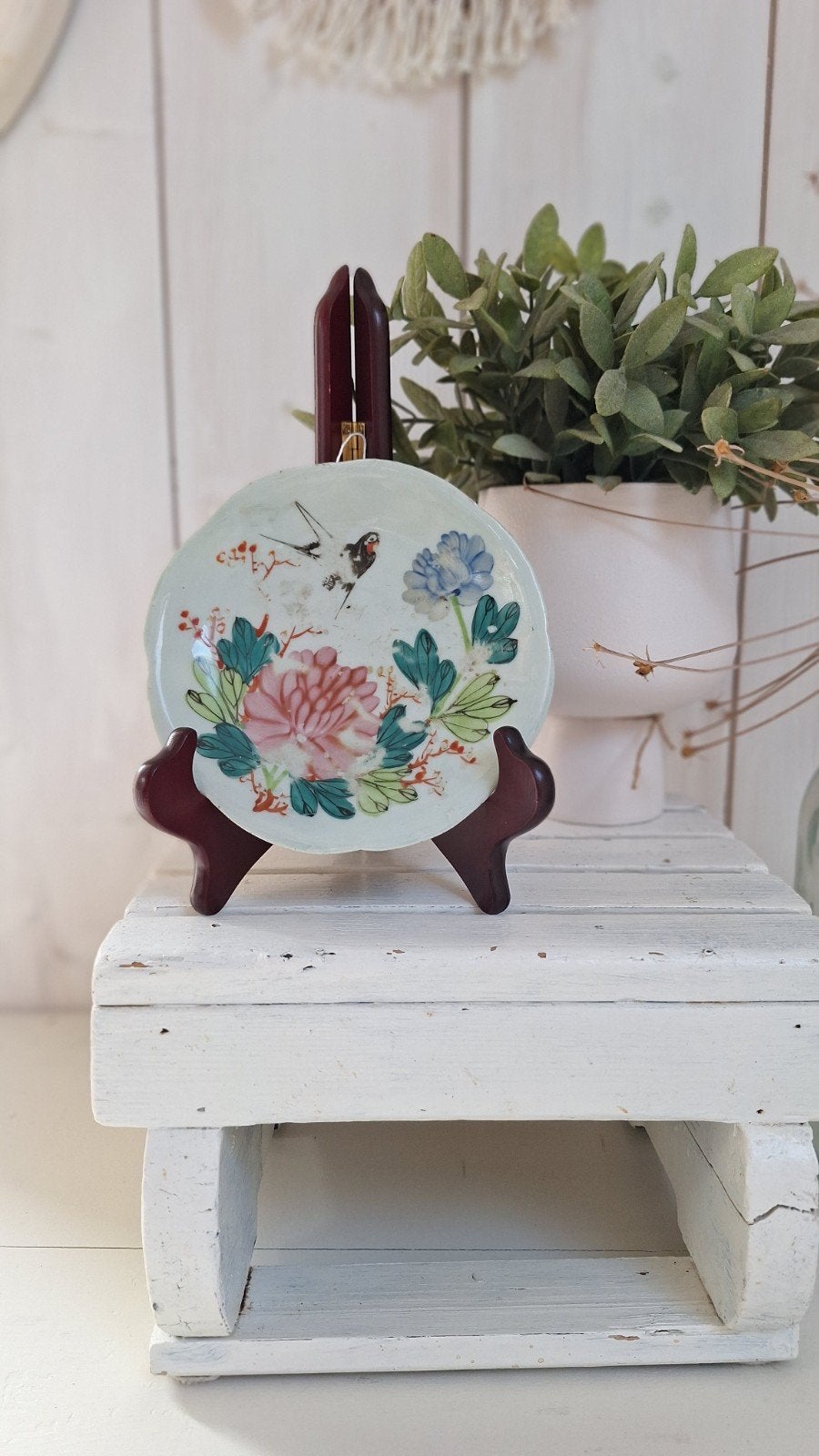 vintage sierbordje, sier bord met vogeltje in pastel tinten, Gebruikt, Vintage, Ophalen of Verzenden, Bord(en)