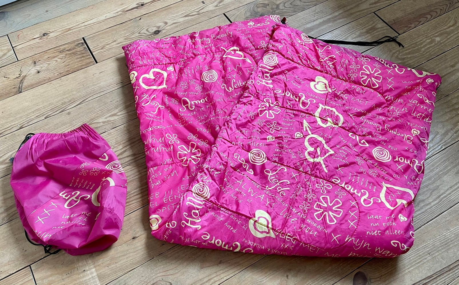 Super leuke roze slaapzak met gele teksten, Ophalen of Verzenden, Gebruikt