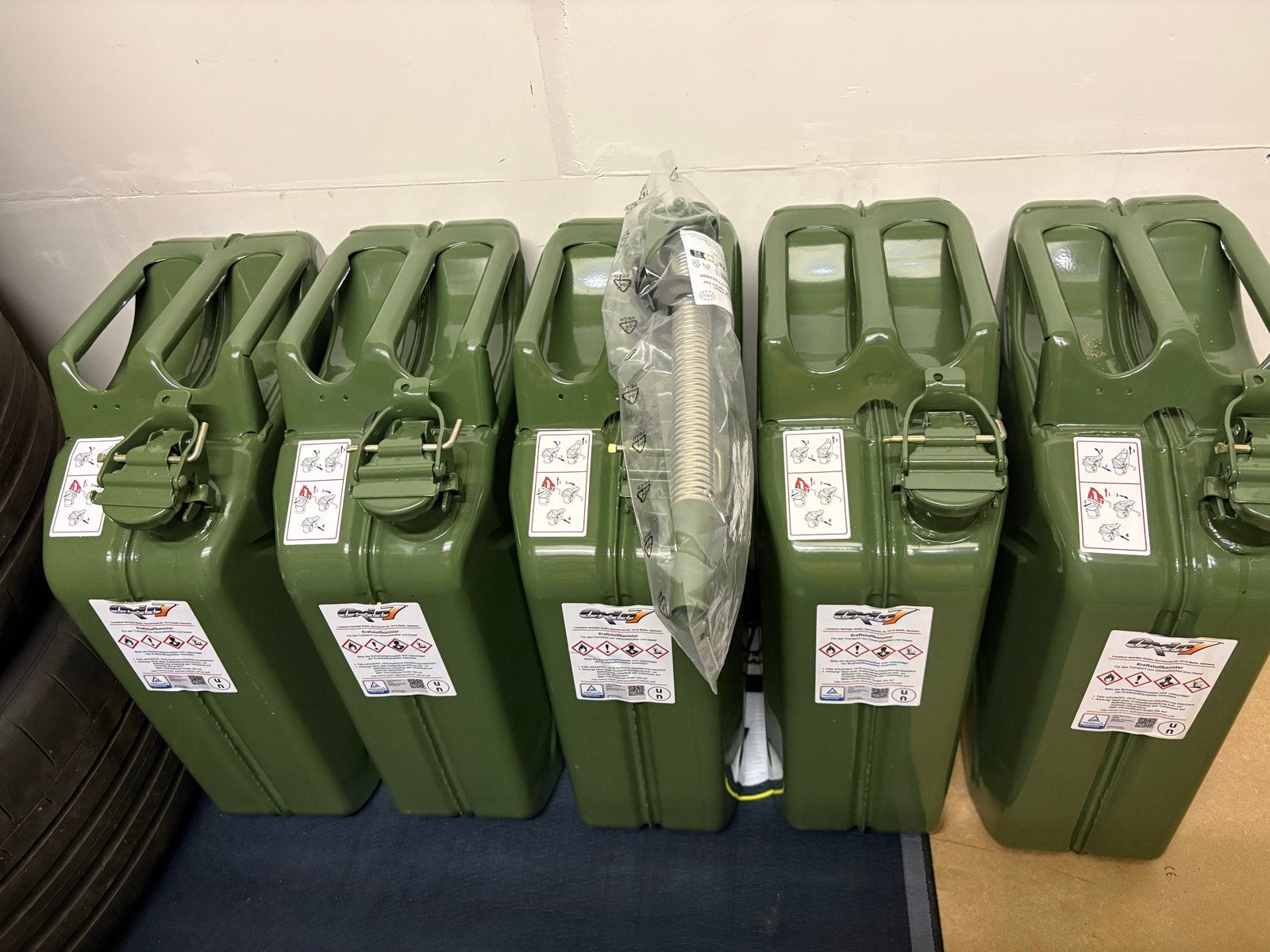5x Jerrycans met 18L Euro 95 benzine en schenktuit, Ophalen